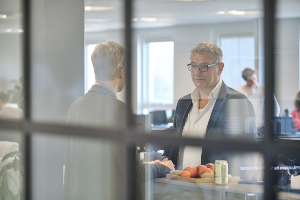 Kåre Christensen, Direktør i Wingmen, på kontoret i Søborg og i dialog med Account Manager Jakob Øster