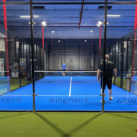 Wingmen på padelbanen i Match Padel i Ballerup.