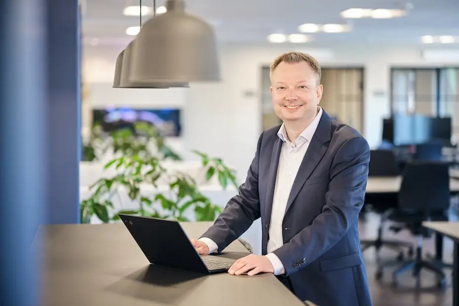 Peter Rafn, CEO af Wingmen Solutions, står foran sin laptop i et kontorfællesskab