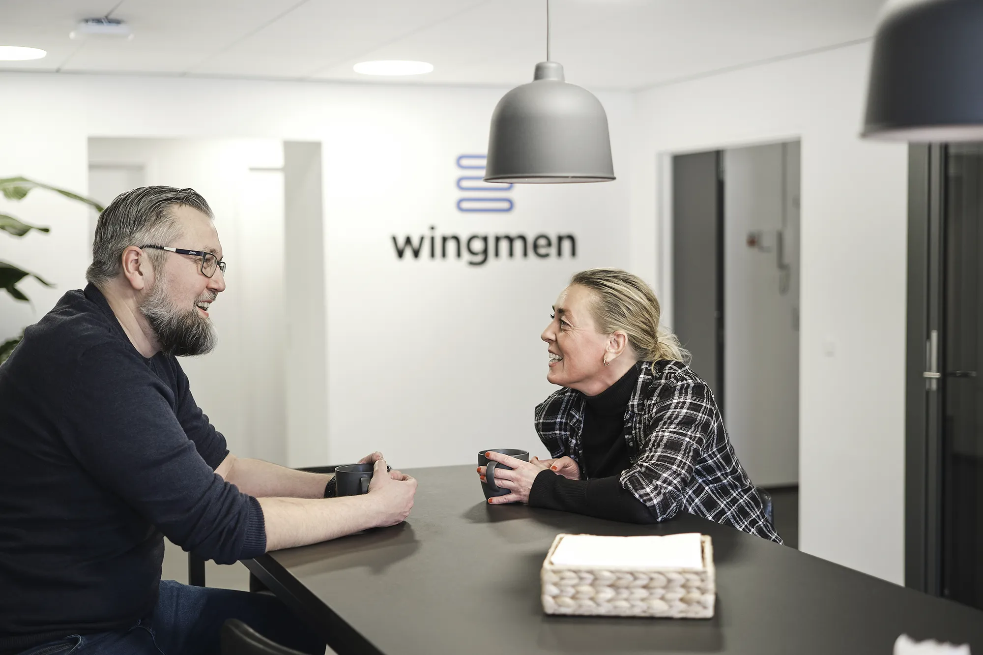 To wingmen der sparrer og netværker.